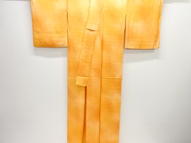  青海波模様織り出し暈し付け下げ色無地着物